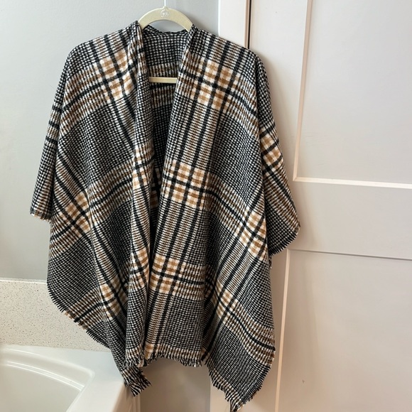 Old Navy Cozy Poncho - One Size - Picture 2 of 3